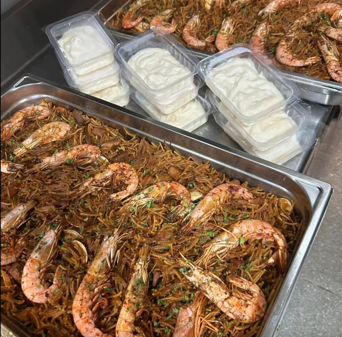 Fideuà de marisc preparada per a grups